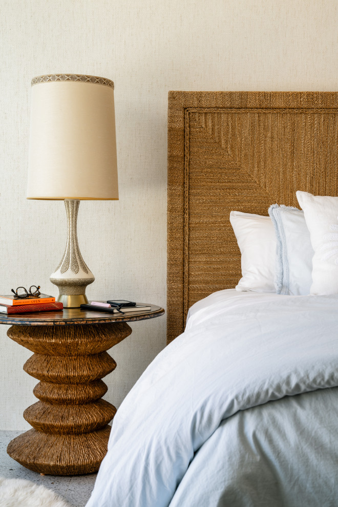Ejemplo de dormitorio principal vintage de tamaño medio con paredes blancas, suelo de baldosas de porcelana, suelo multicolor y papel pintado
