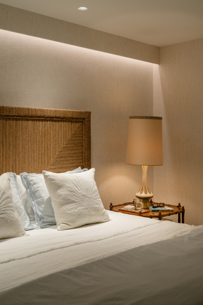 Mittelgroßes Retro Hauptschlafzimmer mit weißer Wandfarbe, Porzellan-Bodenfliesen, buntem Boden und Tapetenwänden in Sonstige