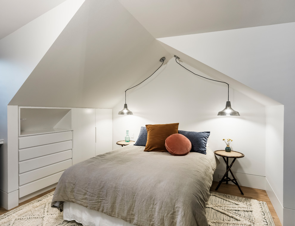シドニーにある中くらいなコンテンポラリースタイルのおしゃれなロフト寝室 (白い壁、無垢フローリング、コーナー設置型暖炉、茶色い床)