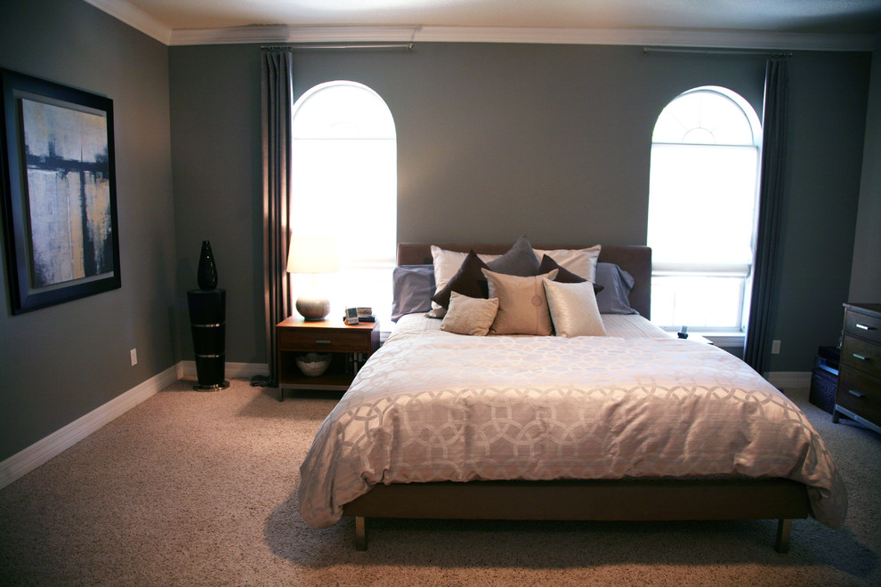 タンパにある中くらいなコンテンポラリースタイルのおしゃれな主寝室 (グレーの壁、カーペット敷き、暖炉なし) のインテリア