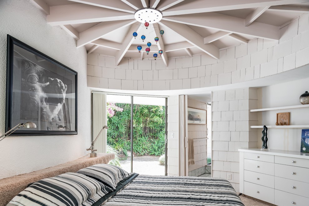 Ejemplo de dormitorio retro con paredes blancas, moqueta y suelo gris