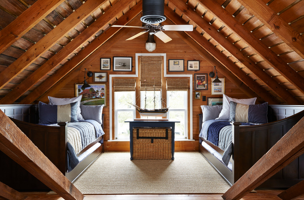 Ejemplo de habitación de invitados marinera con suelo de madera en tonos medios y techo inclinado