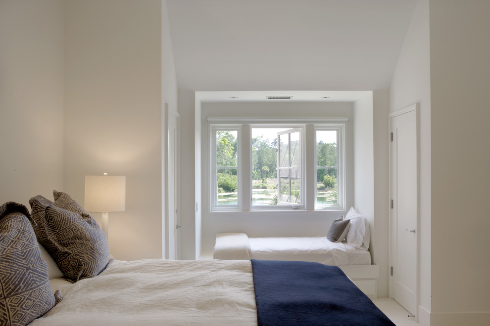 Foto de dormitorio actual con paredes blancas
