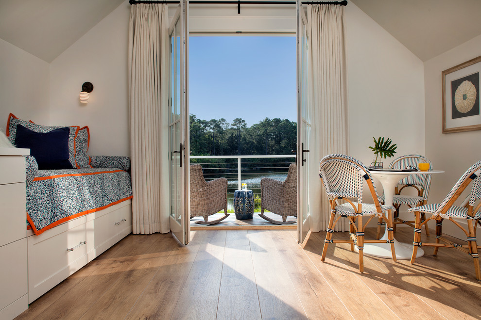 Ejemplo de habitación de invitados campestre pequeña con paredes blancas y suelo de madera clara
