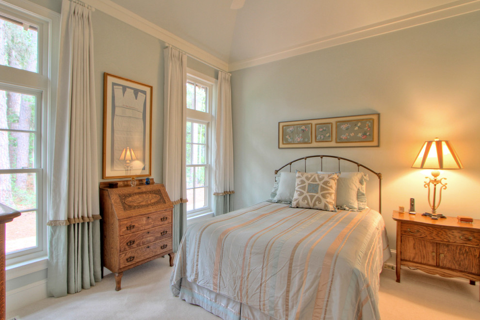 На фото: гостевая спальня (комната для гостей) в классическом стиле с синими стенами и ковровым покрытием