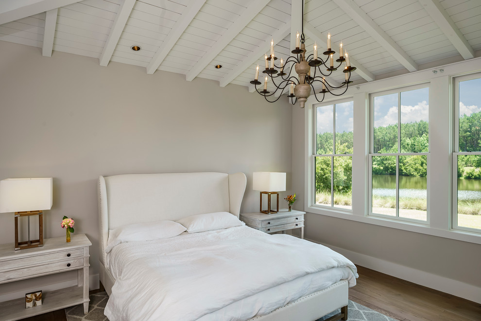 Источник вдохновения для домашнего уюта: хозяйская спальня среднего размера в стиле кантри с серыми стенами, светлым паркетным полом и коричневым полом без камина