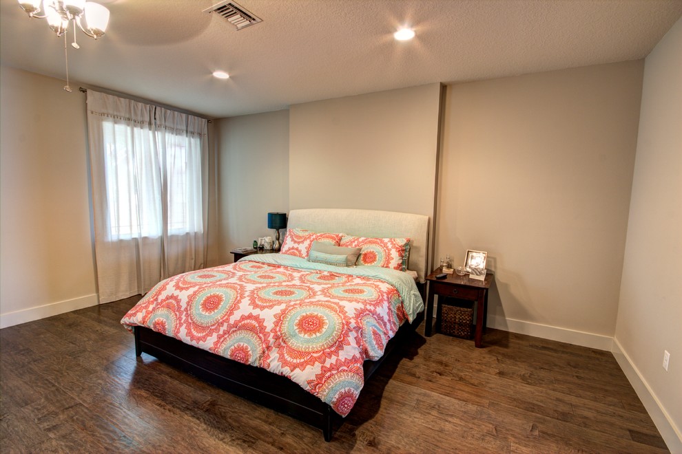 Trendy bedroom photo in Tampa
