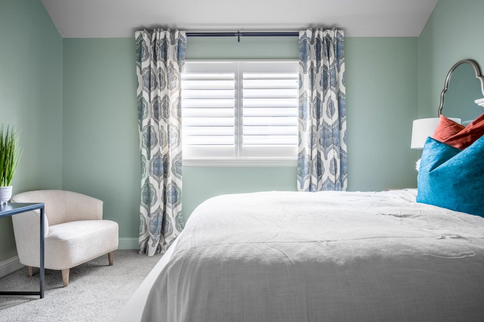 На фото: гостевая спальня среднего размера, (комната для гостей) в стиле неоклассика (современная классика) с зелеными стенами и ковровым покрытием