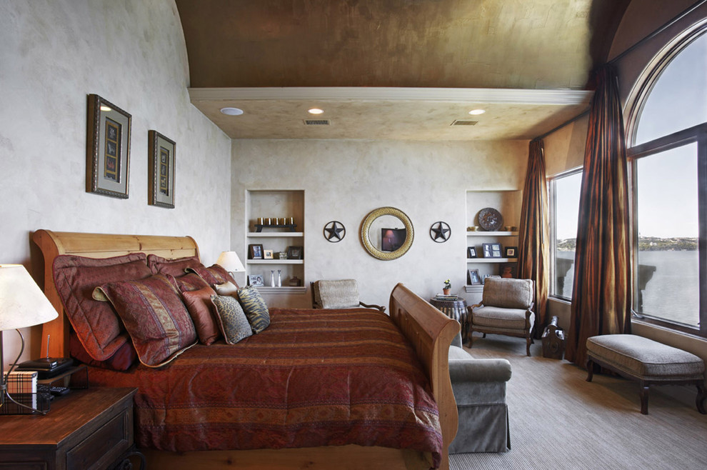 Mediterranes Schlafzimmer mit grauer Wandfarbe und Teppichboden in Austin