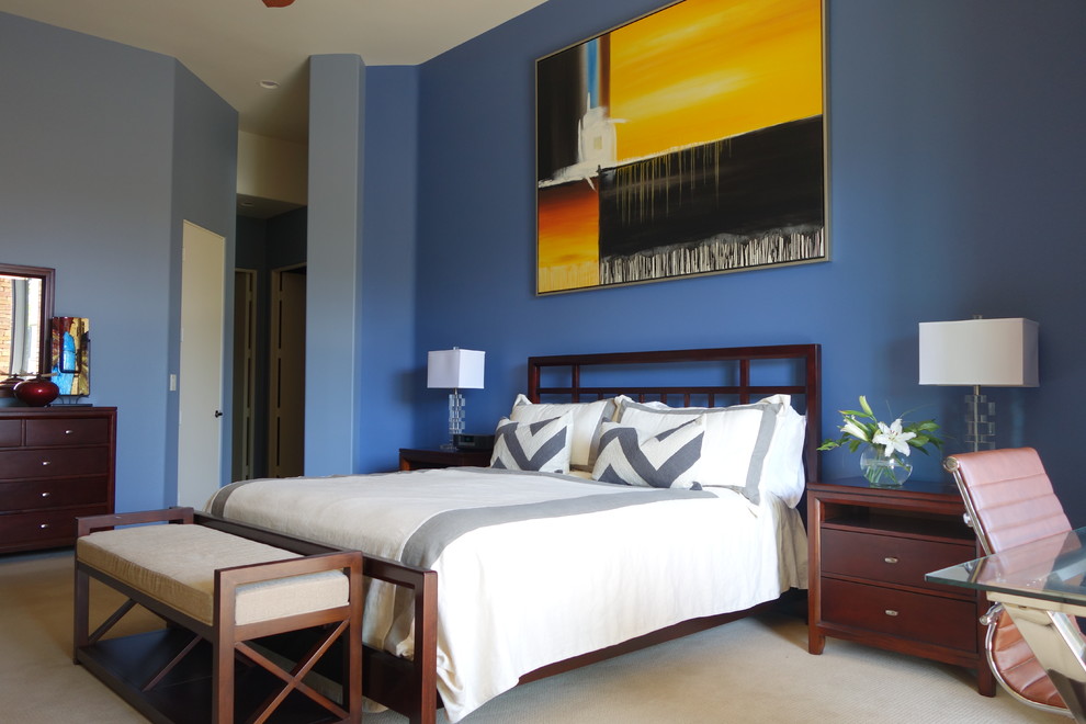 Свежая идея для дизайна: огромная хозяйская спальня в стиле неоклассика (современная классика) с синими стенами, ковровым покрытием и бежевым полом без камина - отличное фото интерьера