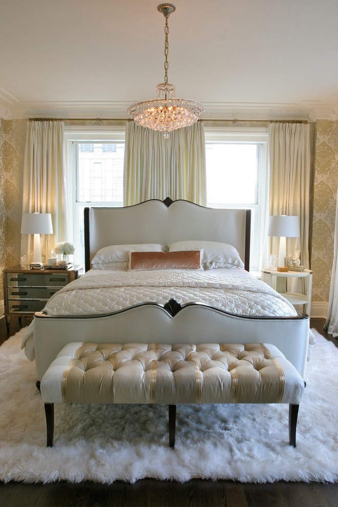 Пример оригинального дизайна: большая хозяйская спальня в классическом стиле с бежевыми стенами и темным паркетным полом