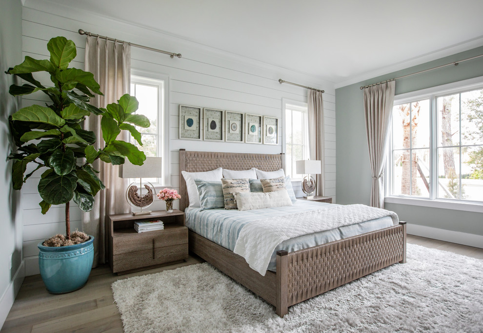 Источник вдохновения для домашнего уюта: хозяйская спальня в морском стиле с белыми стенами, светлым паркетным полом и бежевым полом без камина