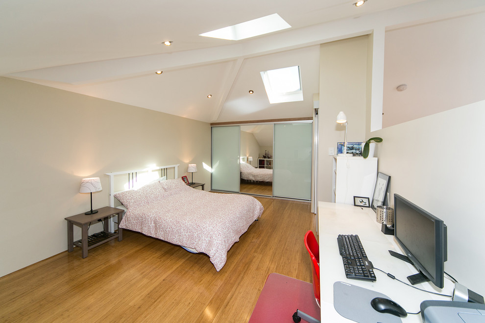 Ispirazione per una camera da letto stile loft minimalista di medie dimensioni con pavimento in bambù