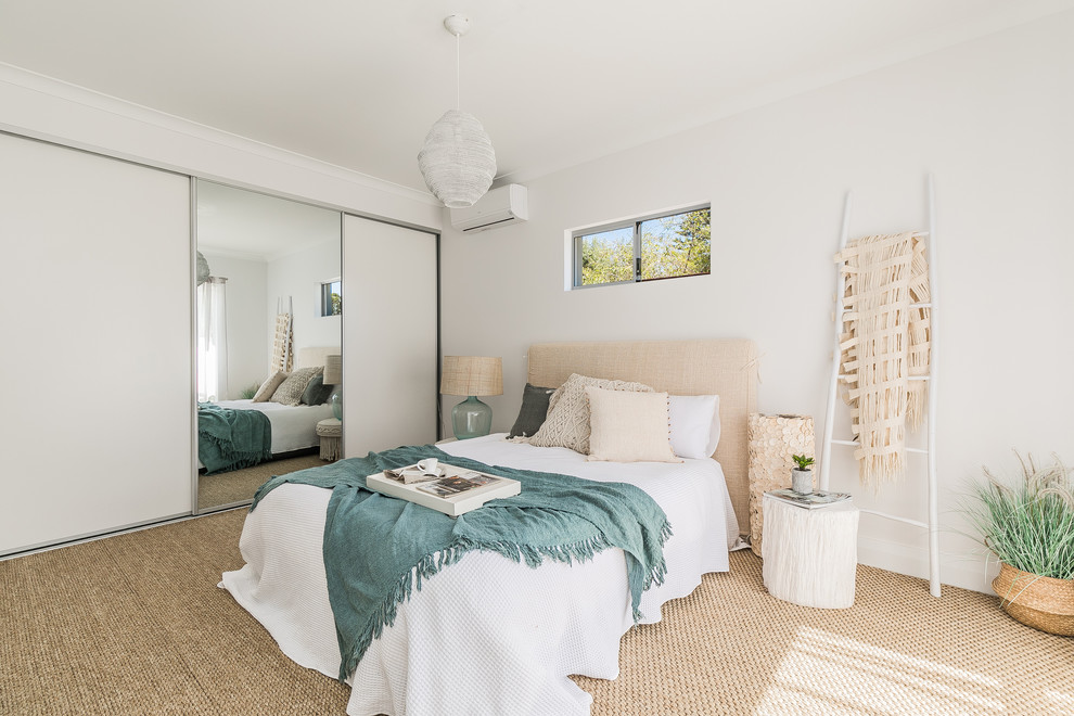 Источник вдохновения для домашнего уюта: спальня в морском стиле с белыми стенами, ковровым покрытием и бежевым полом
