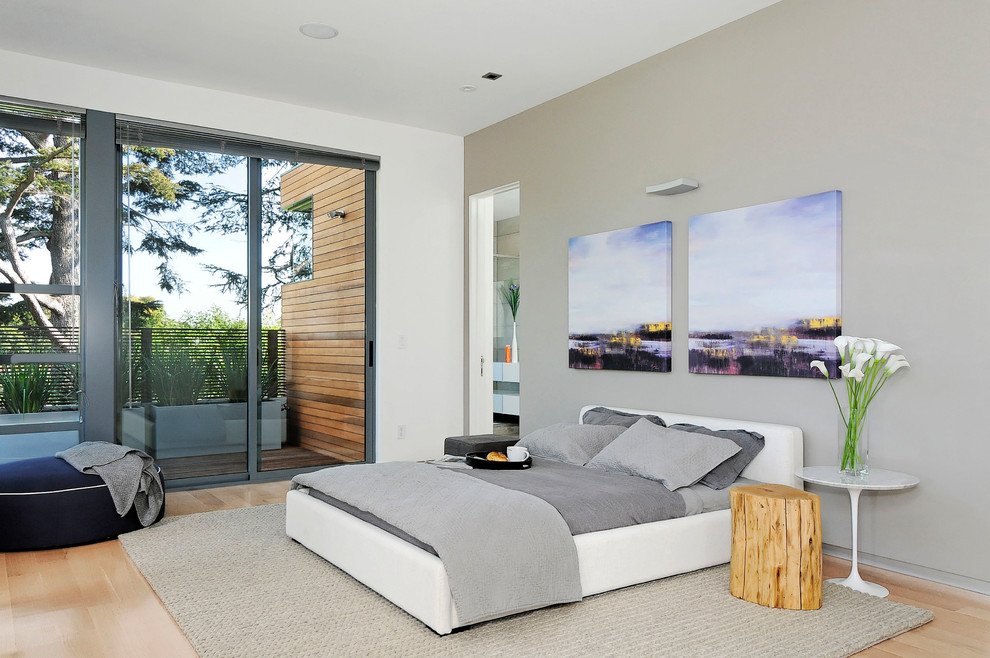 Idéer för att renovera ett funkis sovrum, med grå väggar och ljust trägolv