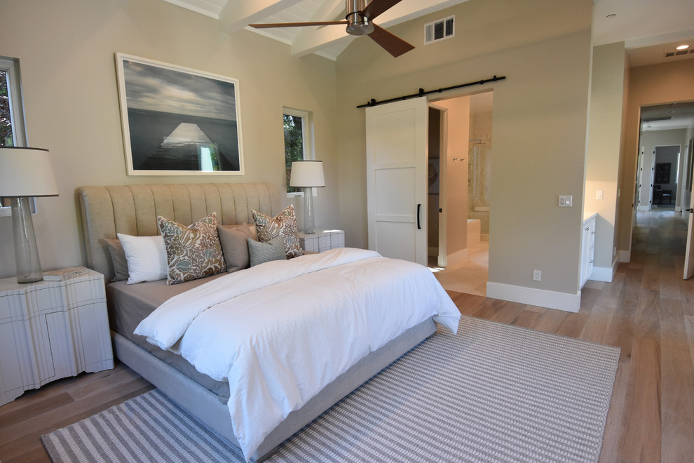Mittelgroßes Landhausstil Hauptschlafzimmer mit beiger Wandfarbe, Teppichboden und beigem Boden in San Francisco