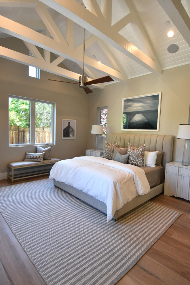 Idée de décoration pour une chambre champêtre de taille moyenne avec un mur beige et un sol beige.