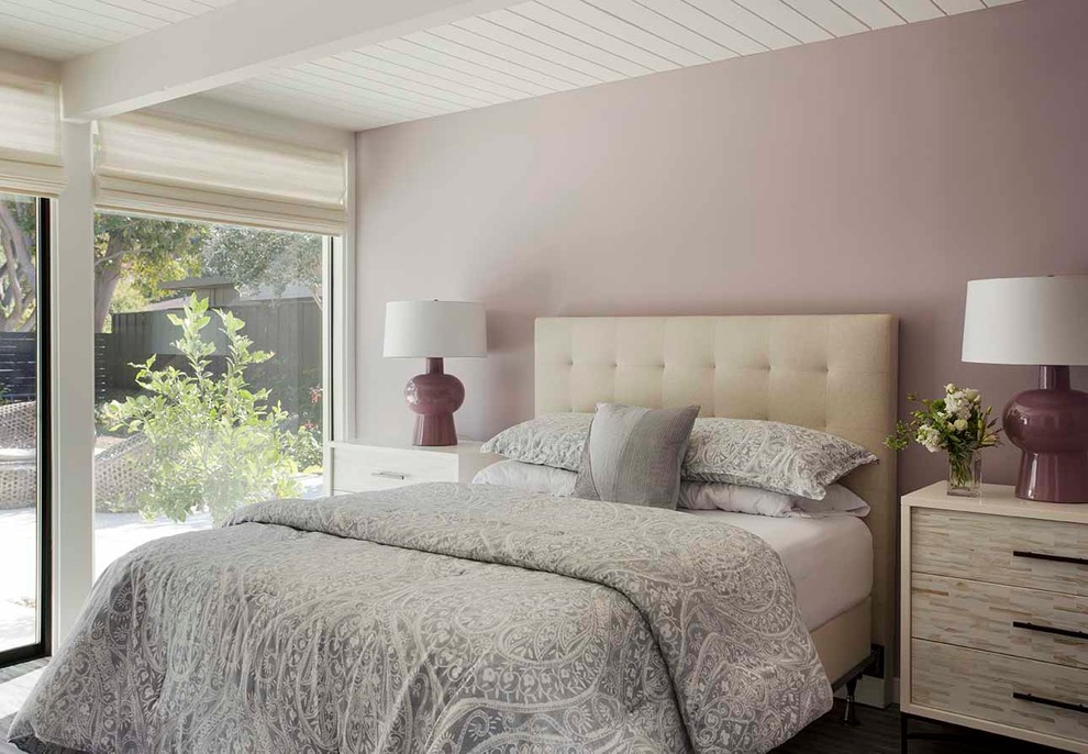 Aménagement d'une chambre parentale rétro de taille moyenne avec un mur violet, parquet clair et aucune cheminée.
