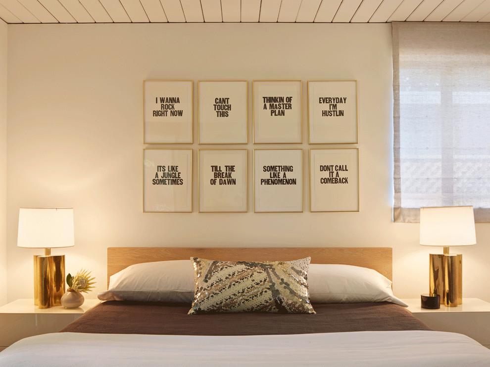Стильный дизайн: хозяйская спальня среднего размера в стиле ретро с белыми стенами без камина - последний тренд