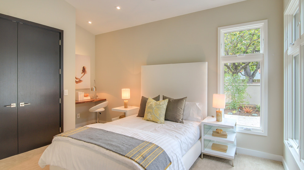 На фото: гостевая спальня (комната для гостей), среднего размера: освещение в современном стиле с бежевыми стенами, ковровым покрытием и серым полом без камина