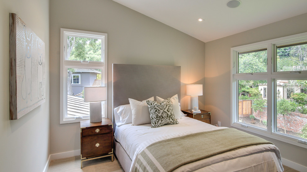 Idee per una camera da letto stile loft minimal di medie dimensioni con pareti beige, moquette, nessun camino e pavimento beige