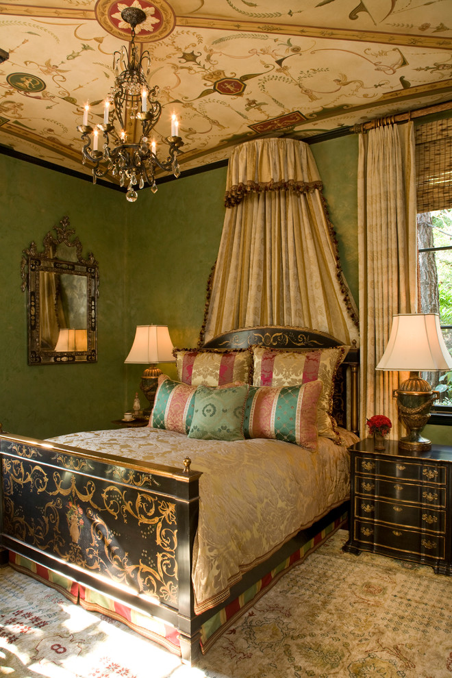Источник вдохновения для домашнего уюта: спальня в викторианском стиле с зелеными стенами