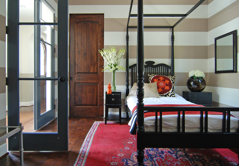 Idee per una grande camera degli ospiti mediterranea con pareti beige, pavimento in legno massello medio e nessun camino