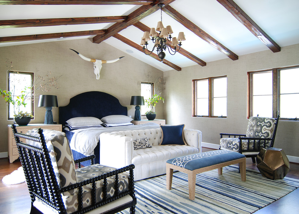 Ejemplo de dormitorio principal mediterráneo grande con paredes beige y suelo de madera en tonos medios