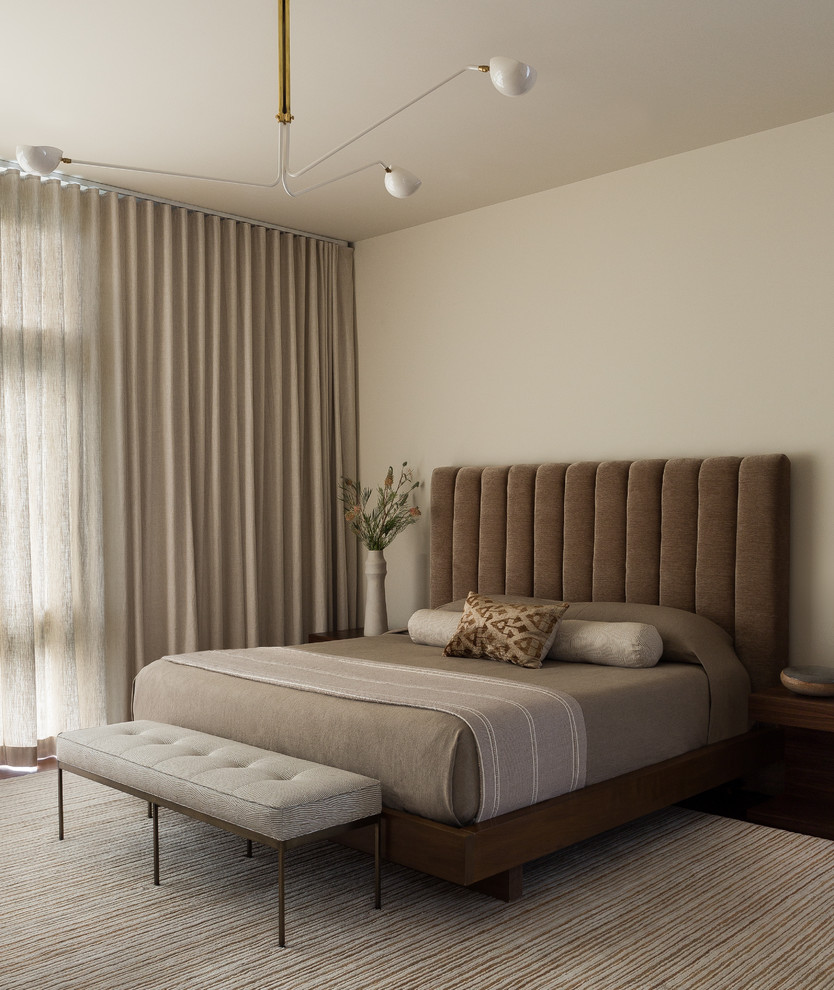 シアトルにあるコンテンポラリースタイルのおしゃれな寝室 (白い壁、茶色い床、グレーとブラウン)