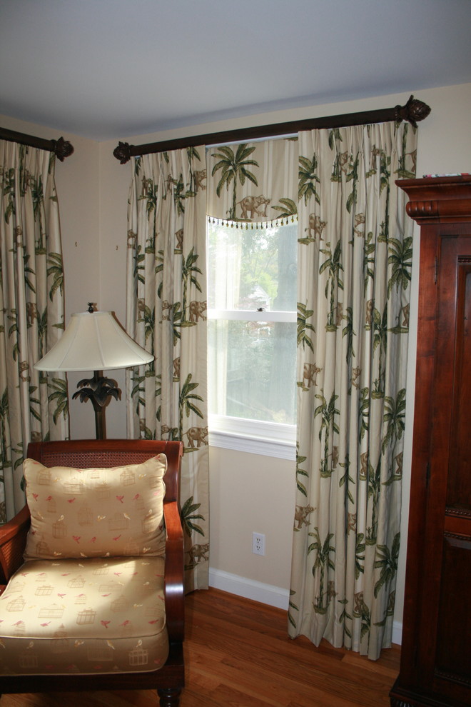 Foto de dormitorio principal exótico con paredes beige
