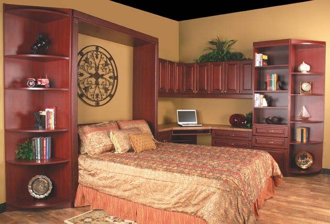 Diseño de dormitorio principal clásico de tamaño medio sin chimenea con paredes beige y suelo de madera en tonos medios