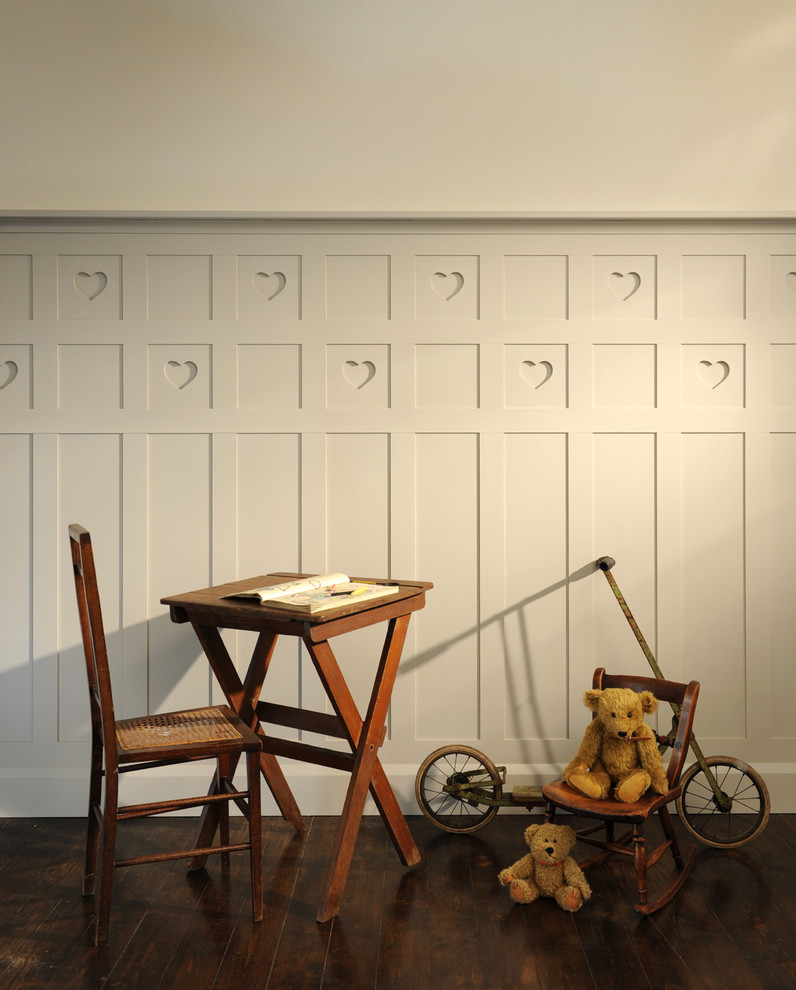 Aménagement d'une petite chambre parentale classique avec un mur blanc, parquet foncé et un sol marron.