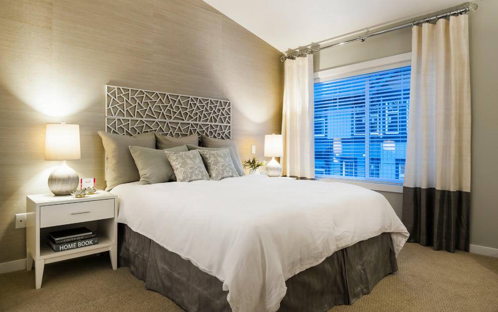 Ejemplo de dormitorio clásico renovado con paredes beige y moqueta