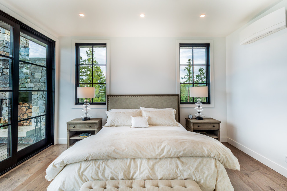 На фото: хозяйская спальня среднего размера в стиле ретро с белыми стенами, стандартным камином и фасадом камина из камня