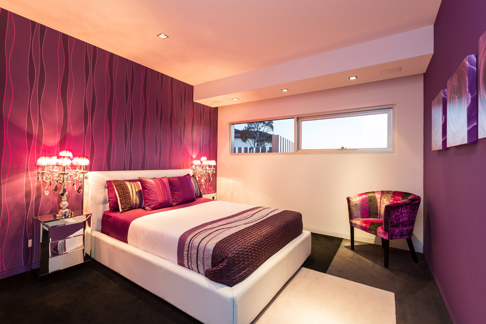 Esempio di una camera da letto minimal con pareti rosa e moquette