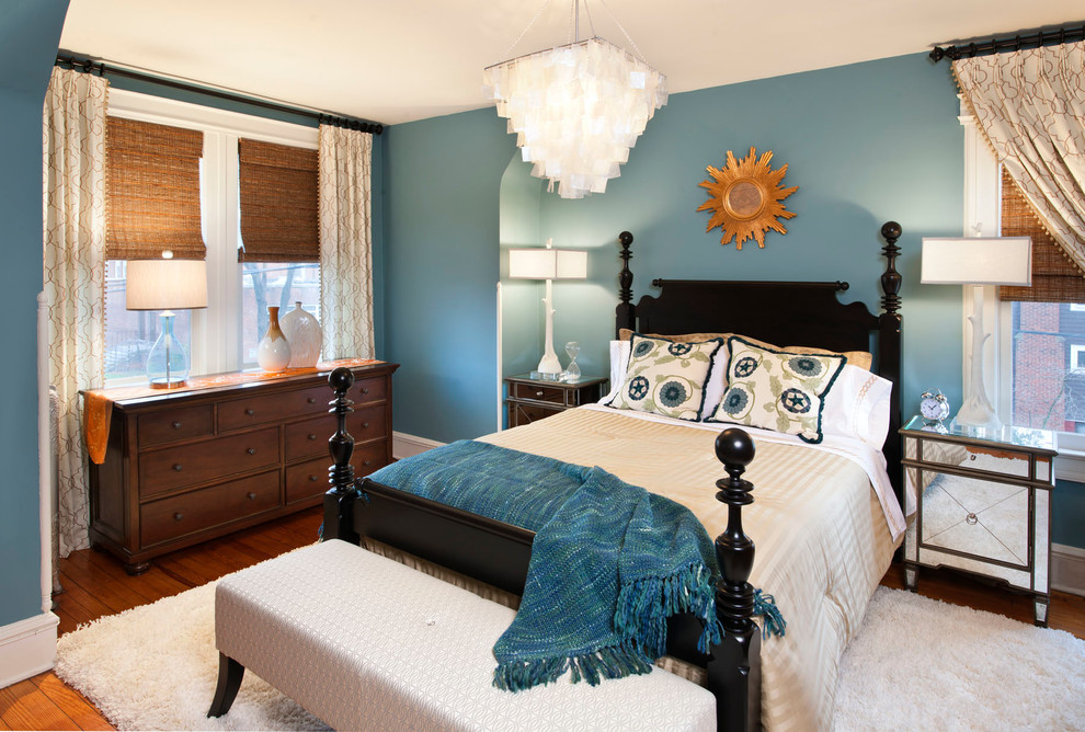 На фото: маленькая гостевая спальня (комната для гостей) в классическом стиле с синими стенами и темным паркетным полом для на участке и в саду с