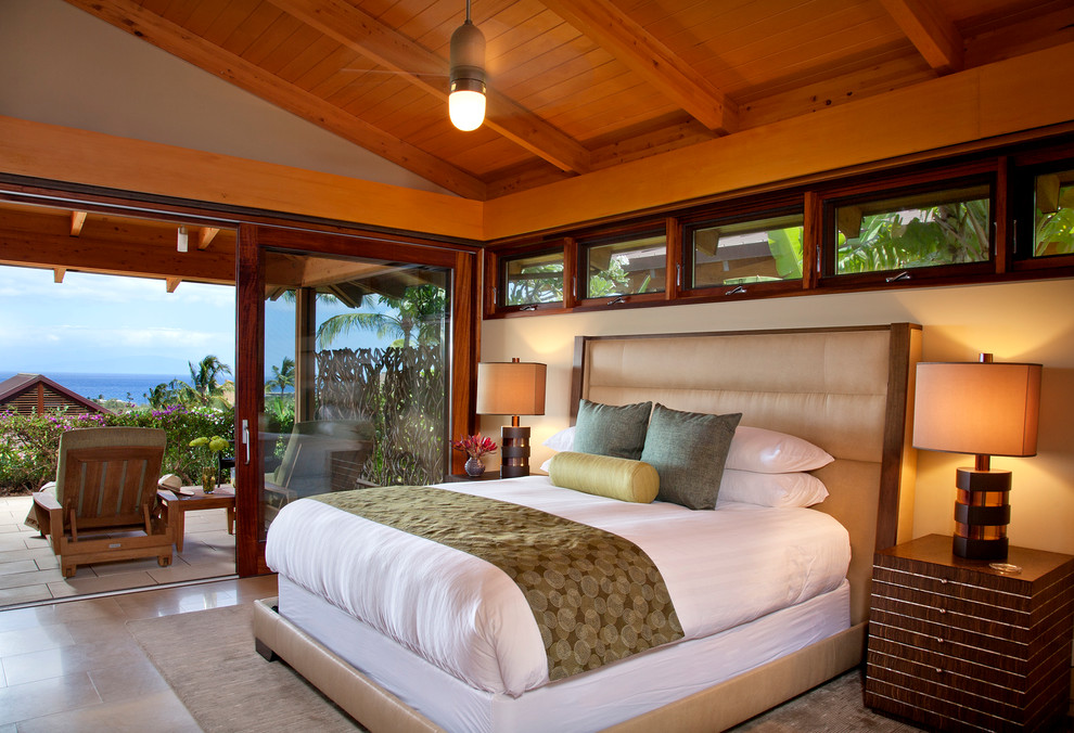 На фото: хозяйская спальня в морском стиле с бежевыми стенами без камина