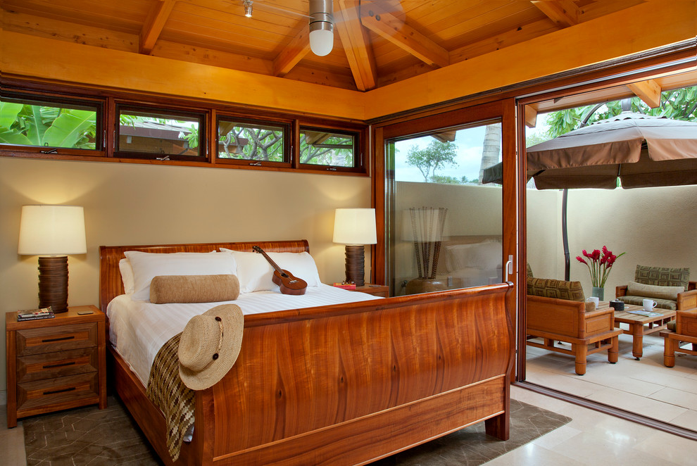 Foto på ett tropiskt sovrum, med beige väggar