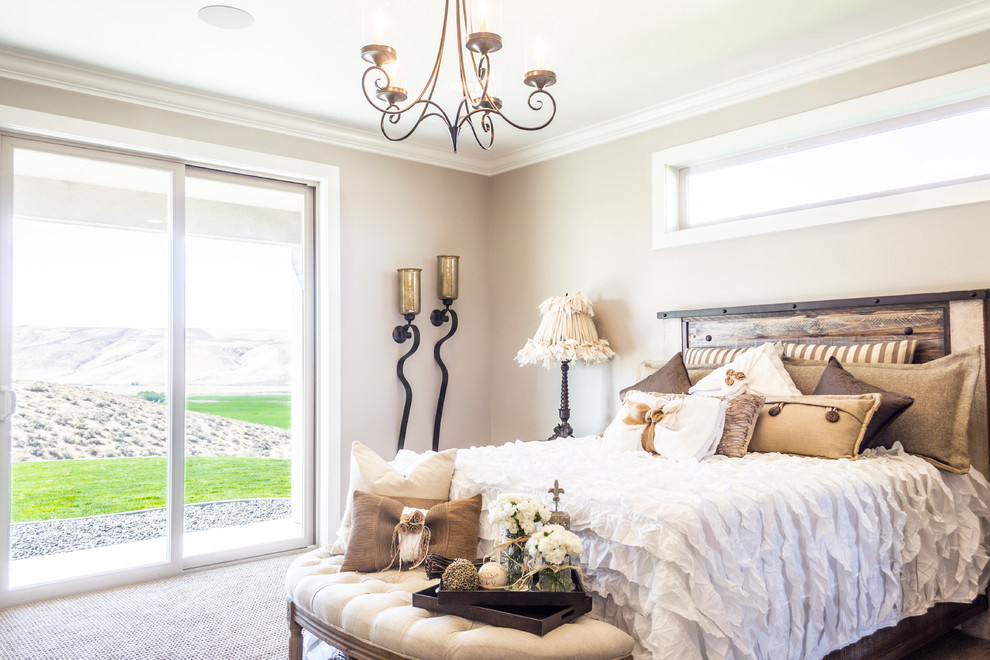 Esempio di una camera degli ospiti country con pareti beige, moquette e pavimento beige