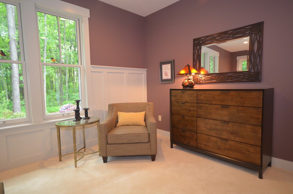 Imagen de dormitorio principal de estilo americano de tamaño medio sin chimenea con paredes púrpuras y moqueta
