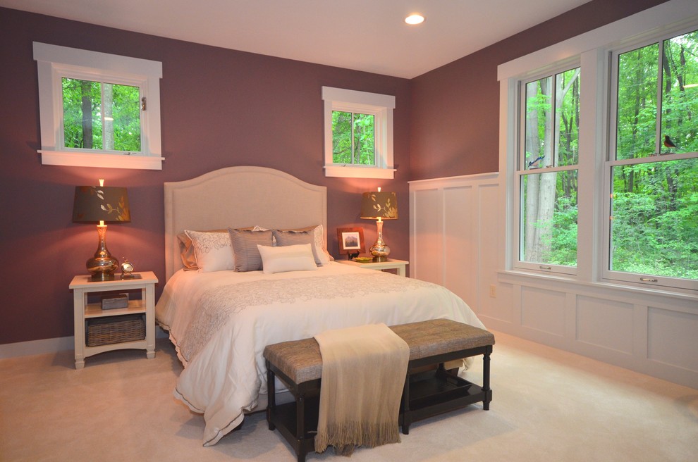 Свежая идея для дизайна: хозяйская спальня среднего размера в стиле кантри с фиолетовыми стенами и ковровым покрытием без камина - отличное фото интерьера