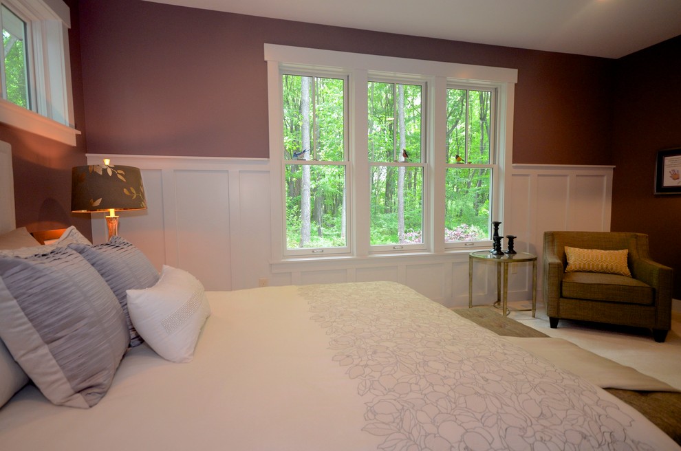 Diseño de dormitorio principal de estilo americano de tamaño medio sin chimenea con paredes púrpuras y moqueta