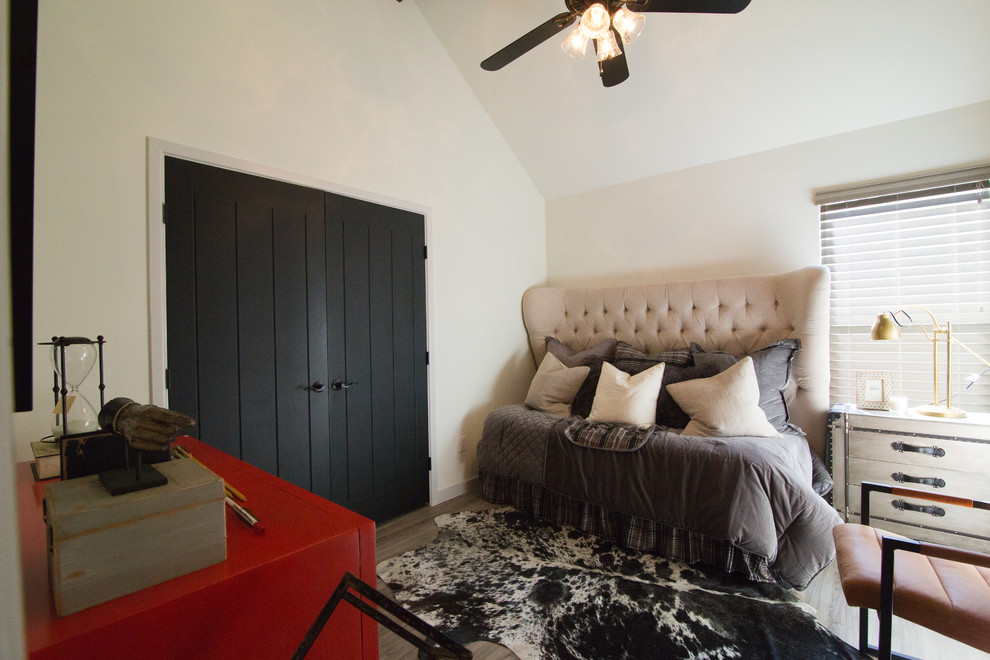 Foto di una camera degli ospiti boho chic di medie dimensioni con pareti bianche e pavimento in vinile