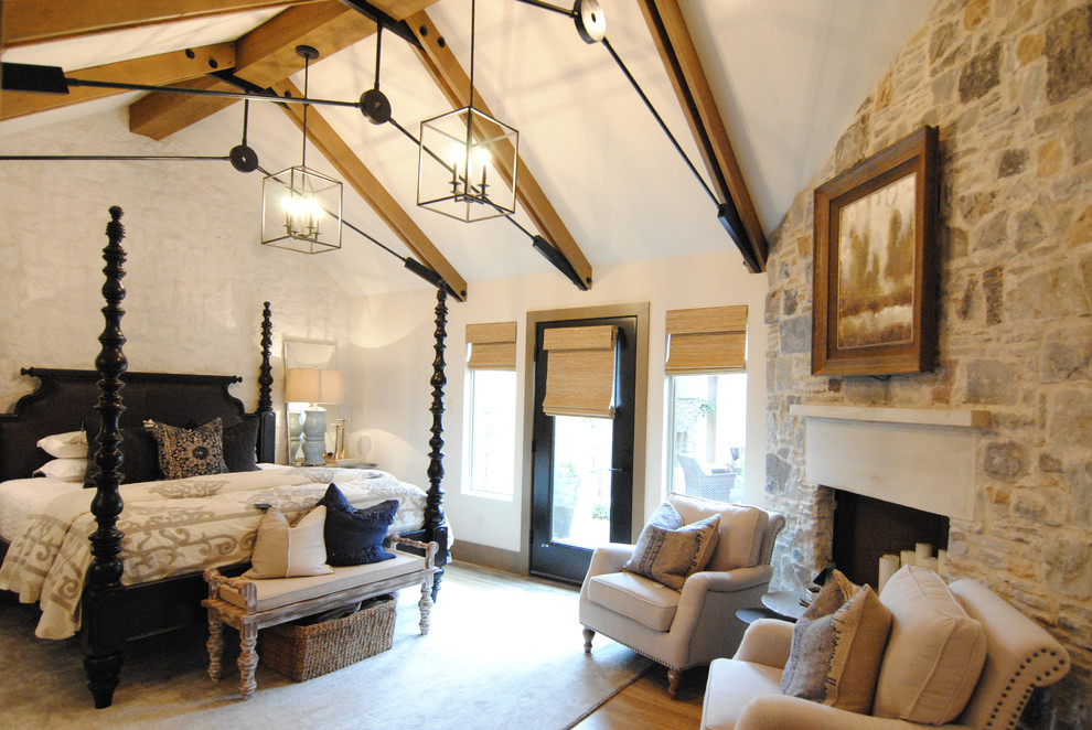 広いエクレクティックスタイルのおしゃれな主寝室 (白い壁、クッションフロア、コーナー設置型暖炉、石材の暖炉まわり、茶色い床) のレイアウト