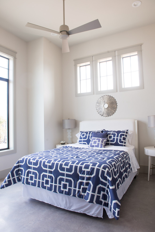 オースティンにある中くらいなコンテンポラリースタイルのおしゃれな客用寝室 (グレーの壁、カーペット敷き) のレイアウト