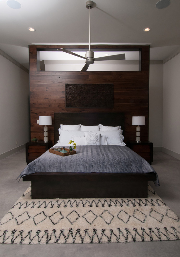 Mittelgroßes Modernes Hauptschlafzimmer mit grauer Wandfarbe und Betonboden in Austin