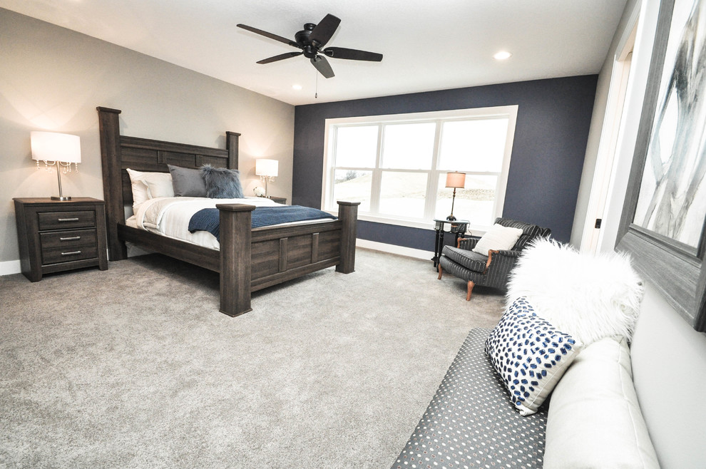 Foto de dormitorio principal de estilo de casa de campo de tamaño medio sin chimenea con paredes grises, moqueta y suelo gris