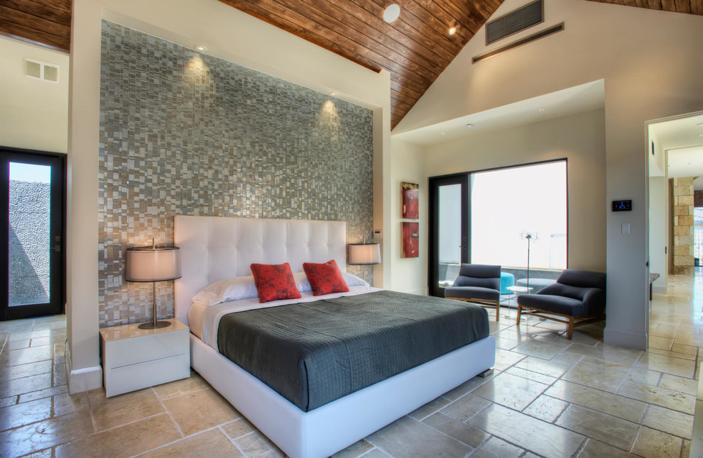 На фото: хозяйская спальня среднего размера в стиле модернизм с бежевыми стенами, полом из травертина и бежевым полом без камина