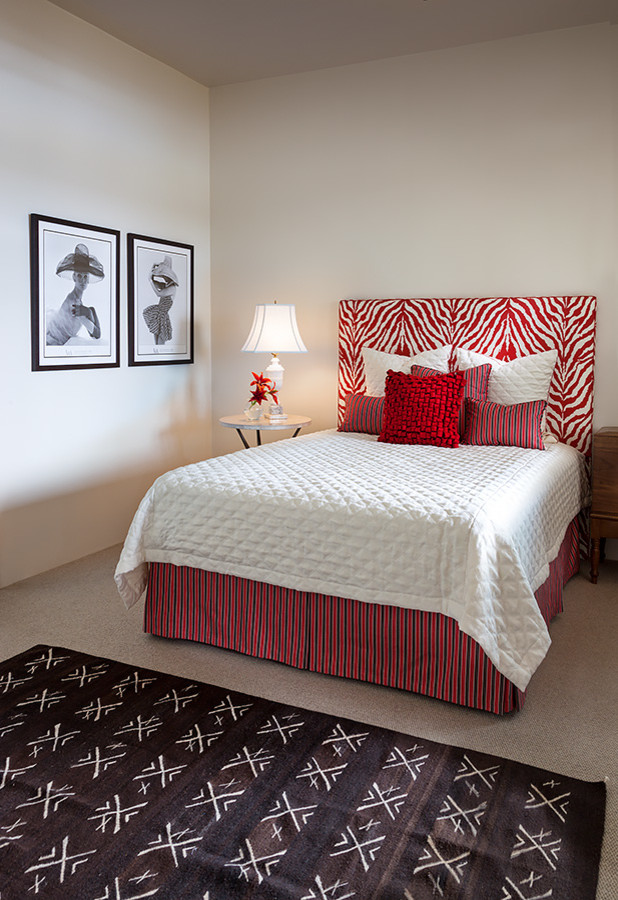 На фото: гостевая спальня среднего размера, (комната для гостей) в стиле фьюжн с белыми стенами и ковровым покрытием без камина с