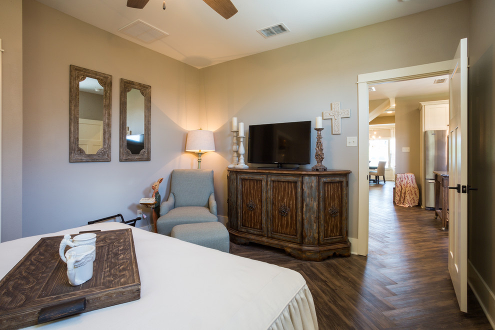 Foto de dormitorio de estilo americano de tamaño medio con paredes grises y suelo vinílico